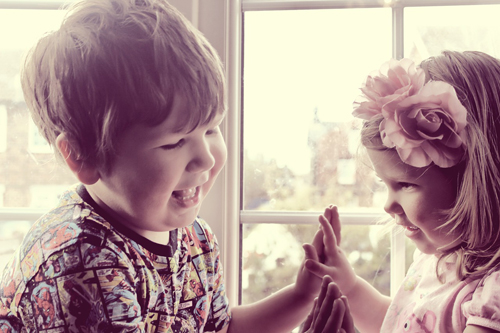 Játszó fiú és lány